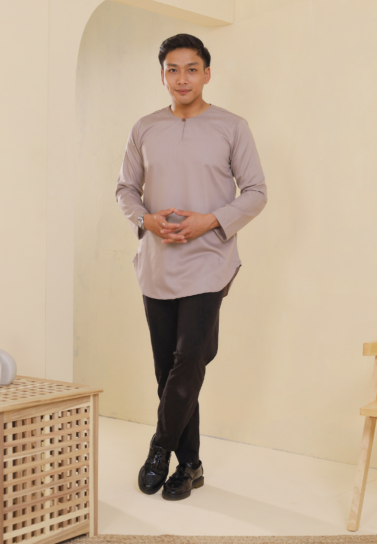 Kurta Rashiq | Nude